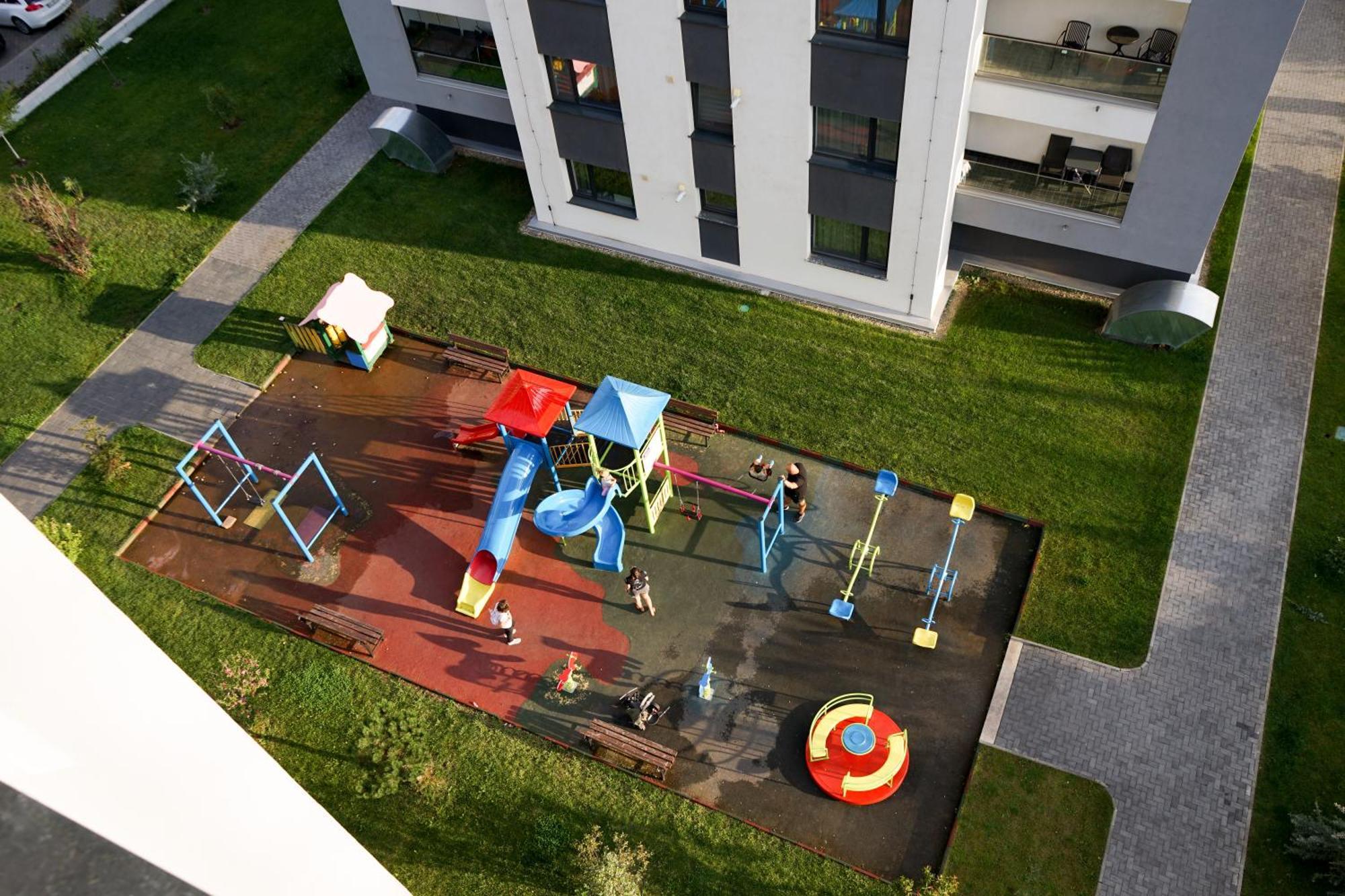 Mirandis Apartments - Comfort & Private Parking Near Coresi Mall Brasov Exterior photo