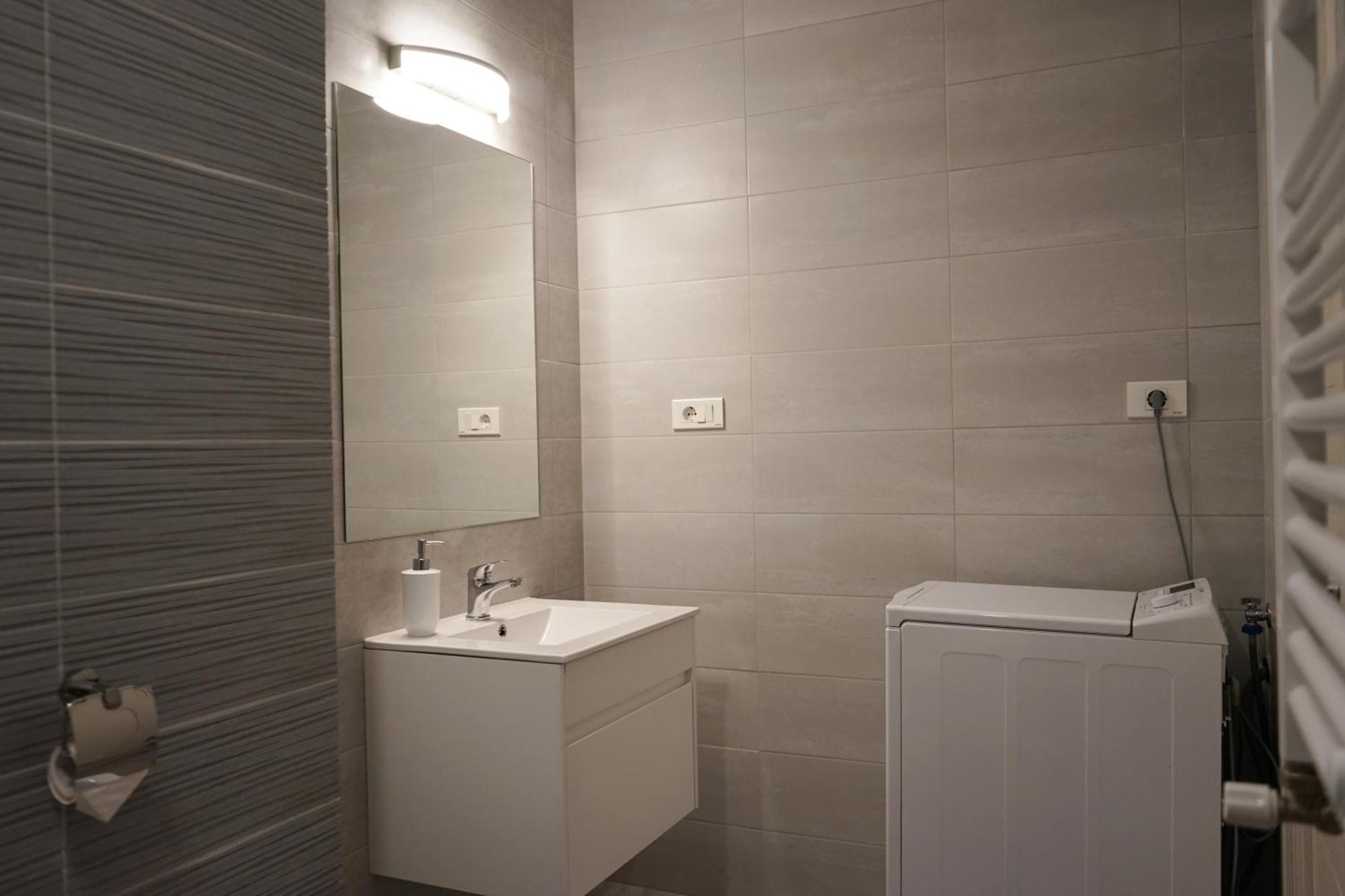 Mirandis Apartments - Comfort & Private Parking Near Coresi Mall Brasov Exterior photo